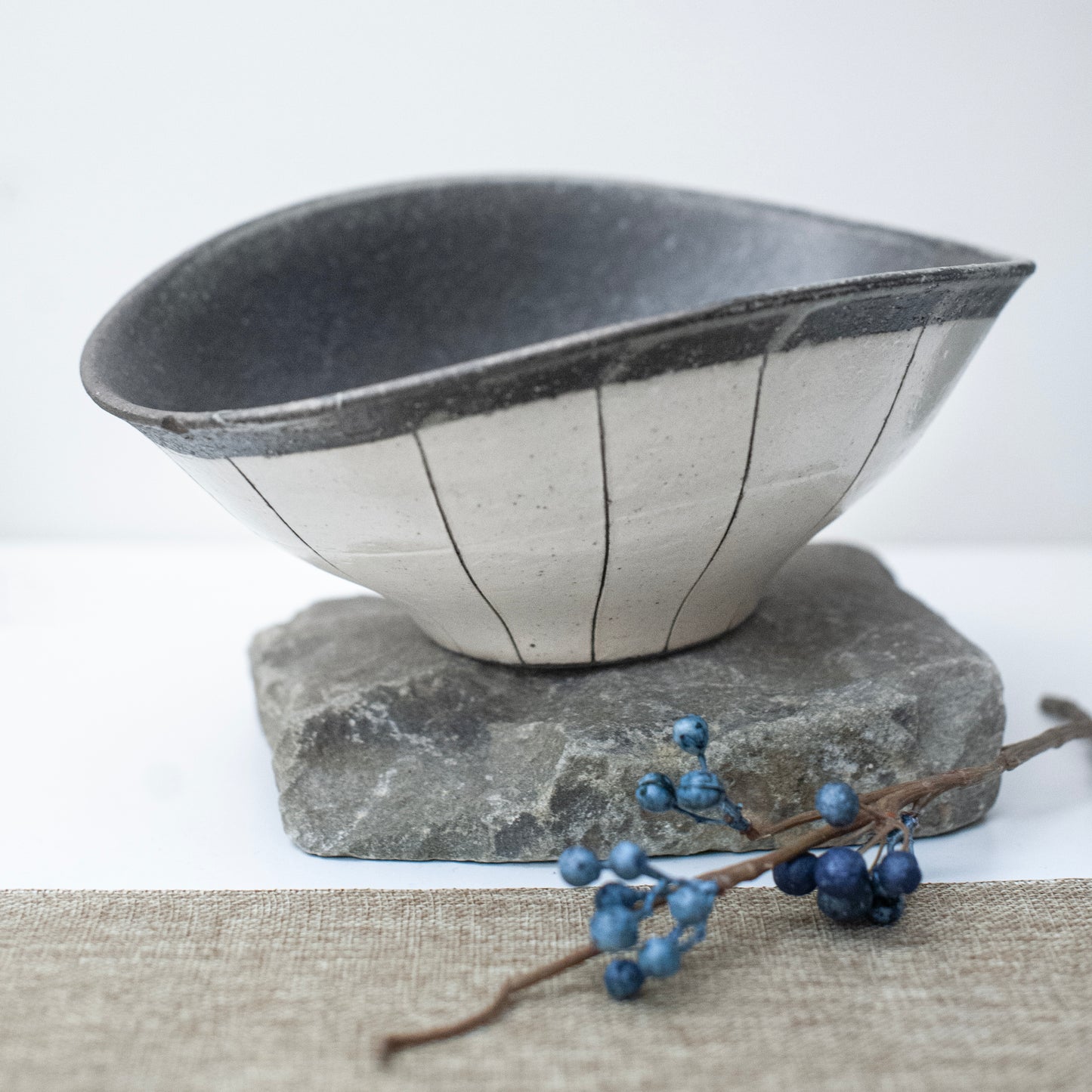 Shigaraki Ware Tachikoku Line Warp Bowl | Japan