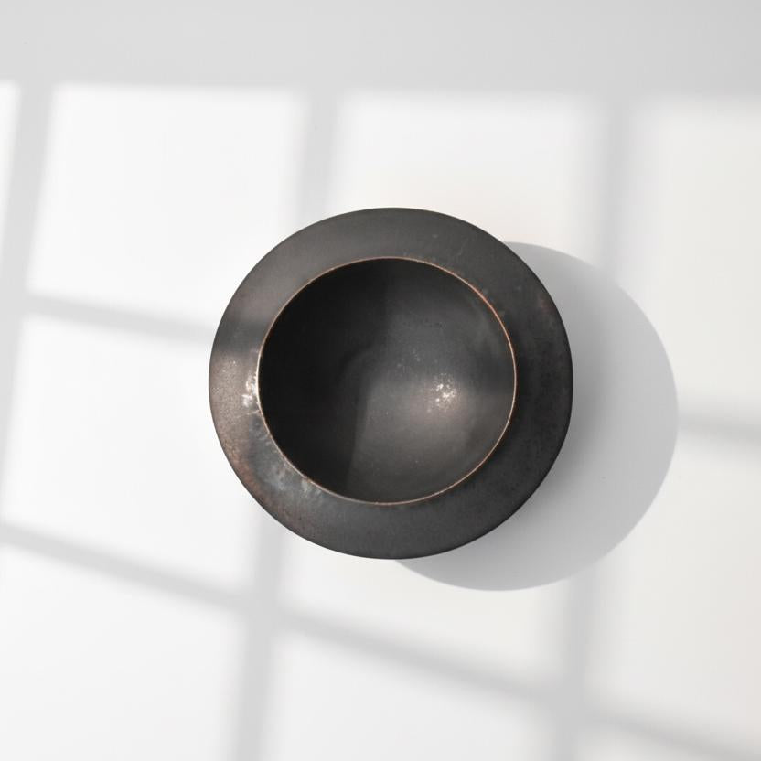 Minimalist Japanese Mukōzuke Black Gold Crystal Warp Bowl with Wide Flange Rim | Mino Ware, Sleek Wabi-Sabi Dinnerware [Pre-Order]